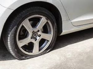 Làm gì khi lốp xe ô tô bị xẹp đột ngột?
